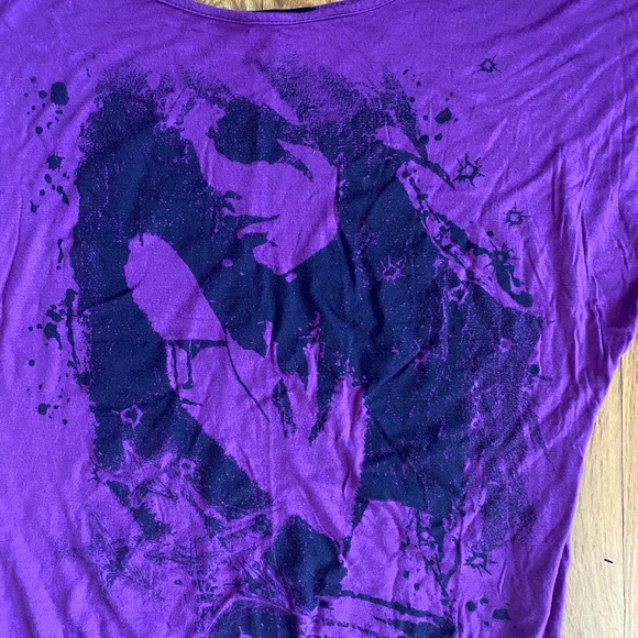 Batwing Graphic Top - Picture 2 of 4